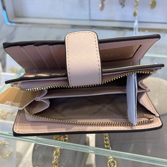 Michael Kors Medium Saffiano Leather Wallet
Powder Blush
NWT - Picture 15 of 16